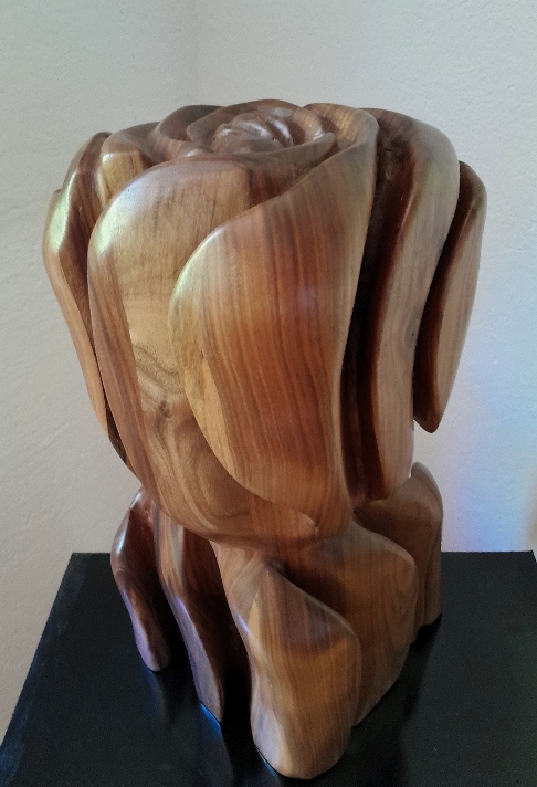 skulptur in nussbaum